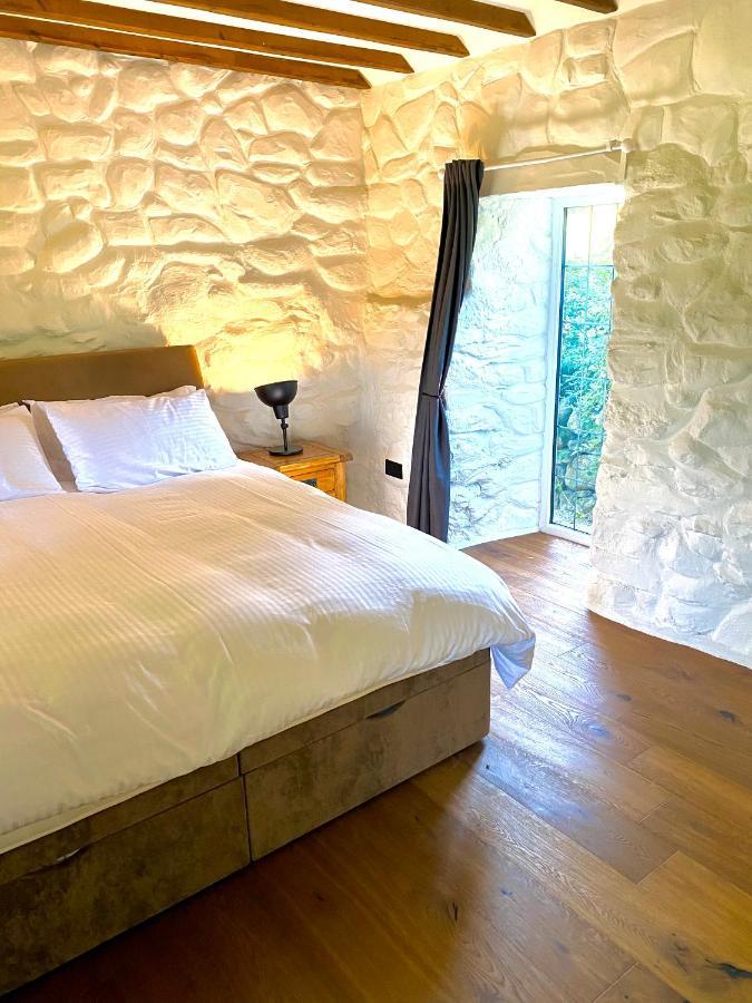 Beautiful Ancient Stone Cottage, Local Walks & Pub! コンウィ エクステリア 写真