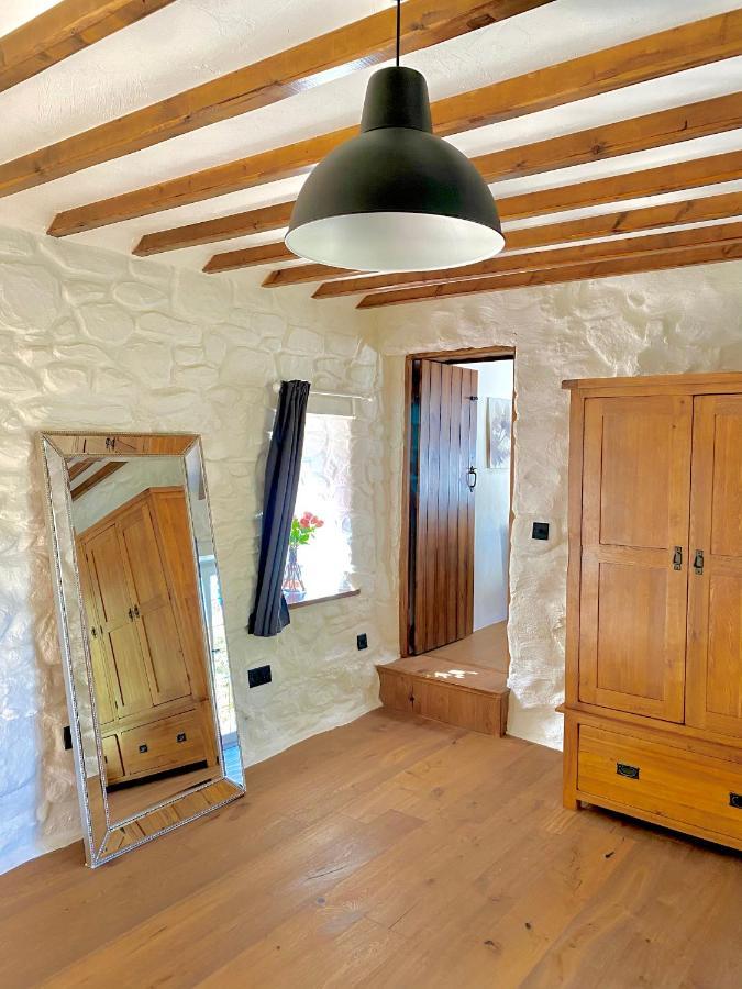Beautiful Ancient Stone Cottage, Local Walks & Pub! コンウィ エクステリア 写真